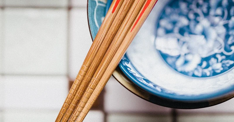 Faire des sushis sans tapis de bambou : les solutions qui marchent